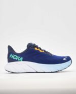 A right-hand side view of the HOKA Arahi 6, in Outer Space/Bellwether Blue.