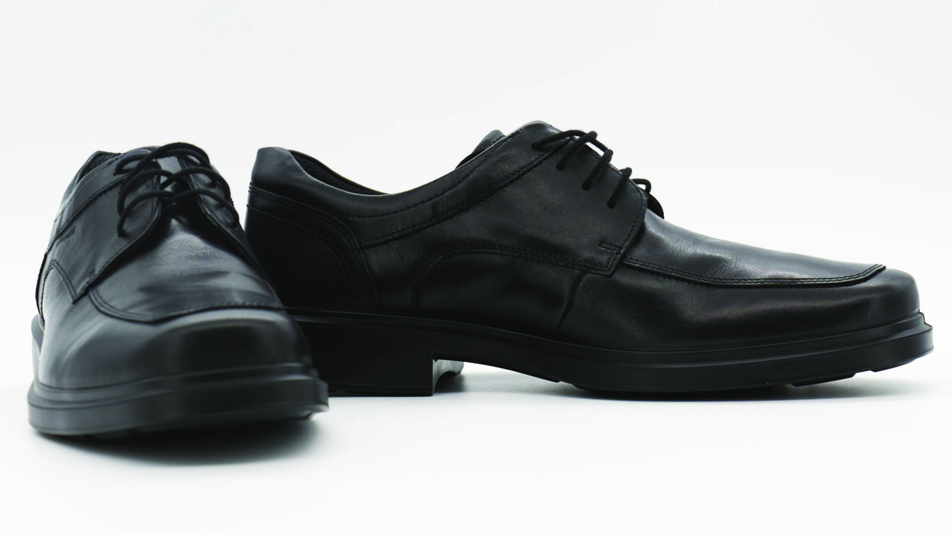 A pair of Ecco Helsinki 2 smart shoes, perfect for working professionals looking to improve their posture and reduce knee pain while maintaining a professional look, as recommended by shoefit.uk.