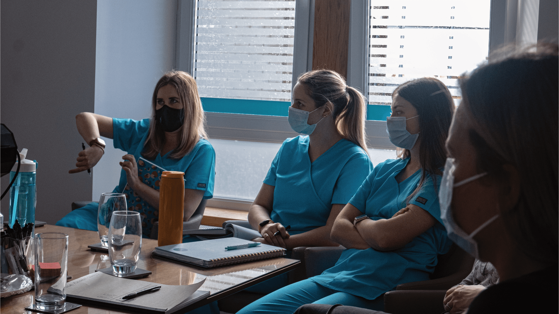 Four podiatrists discussing a patient's treatment for Morton's neuroma, a painful condition affecting the nerves between the toes.



