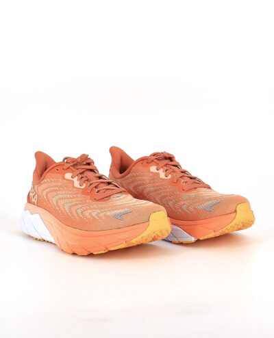 A twin view of the HOKA Arahi 6, in Sun Baked/Shell Coral.