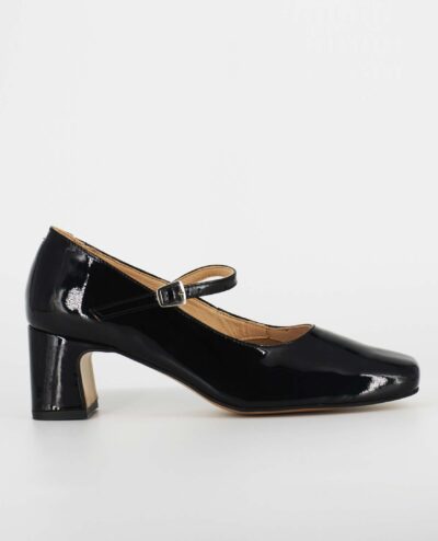 A side view of the Calla Mary Jane, in Black Patent.