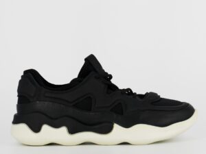 A side view of the Ecco Elo W, in Black/Black.