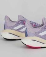 A close-up of the Adidas Solarglide 6, in Silver Dawn/Cloud White/Pulse Magenta.