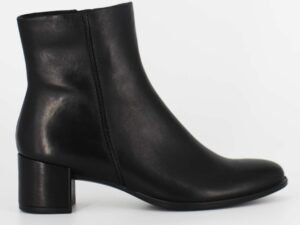 A side view of the Ecco Shape 35, in Black.