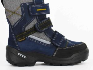 A side view of the Ecco Snow Rush, in Black Marine.