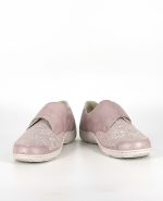 A pair of the Waldlaufer Henni, in Apricot Nude Silber.
